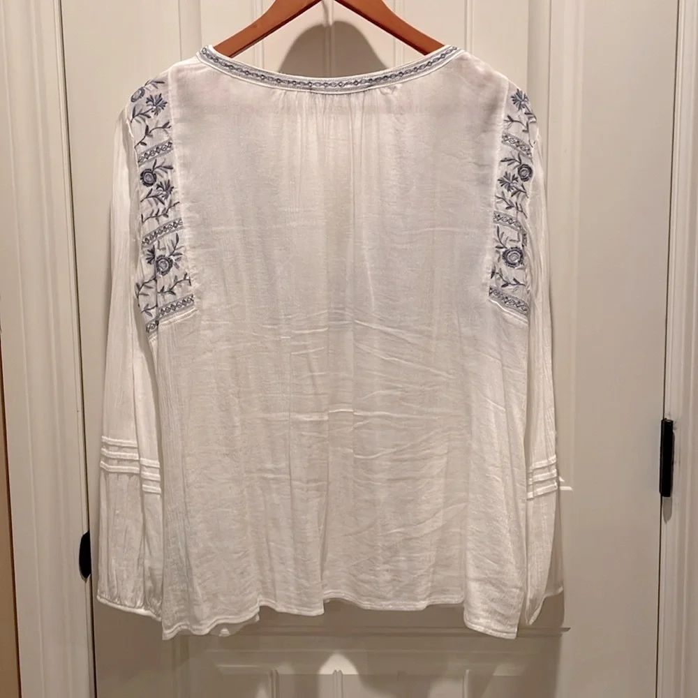 Abercrombie & Fitch XL White gauzy Peasant top with detailed Blue Embroidery - Picture 3 of 11
